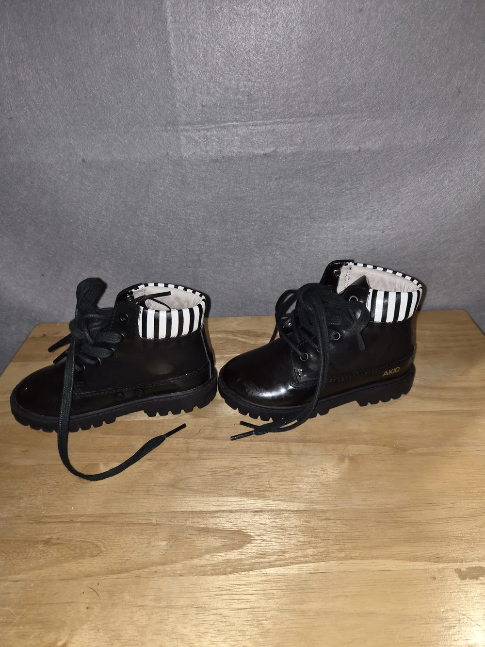 AKID Kids Black Patent Leather Lace-Up Combat Boots – Size 8C